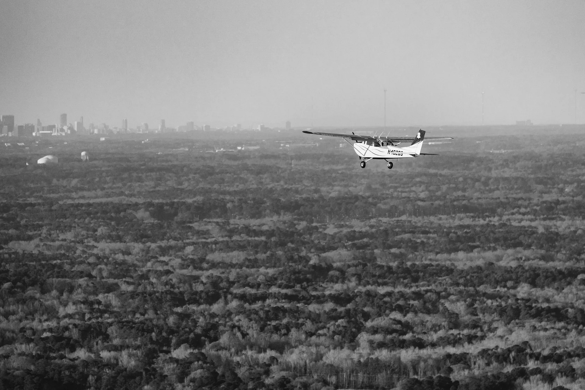 Cessna 172 flying near the Atlanta skyline from Atlanta Speedway Airport