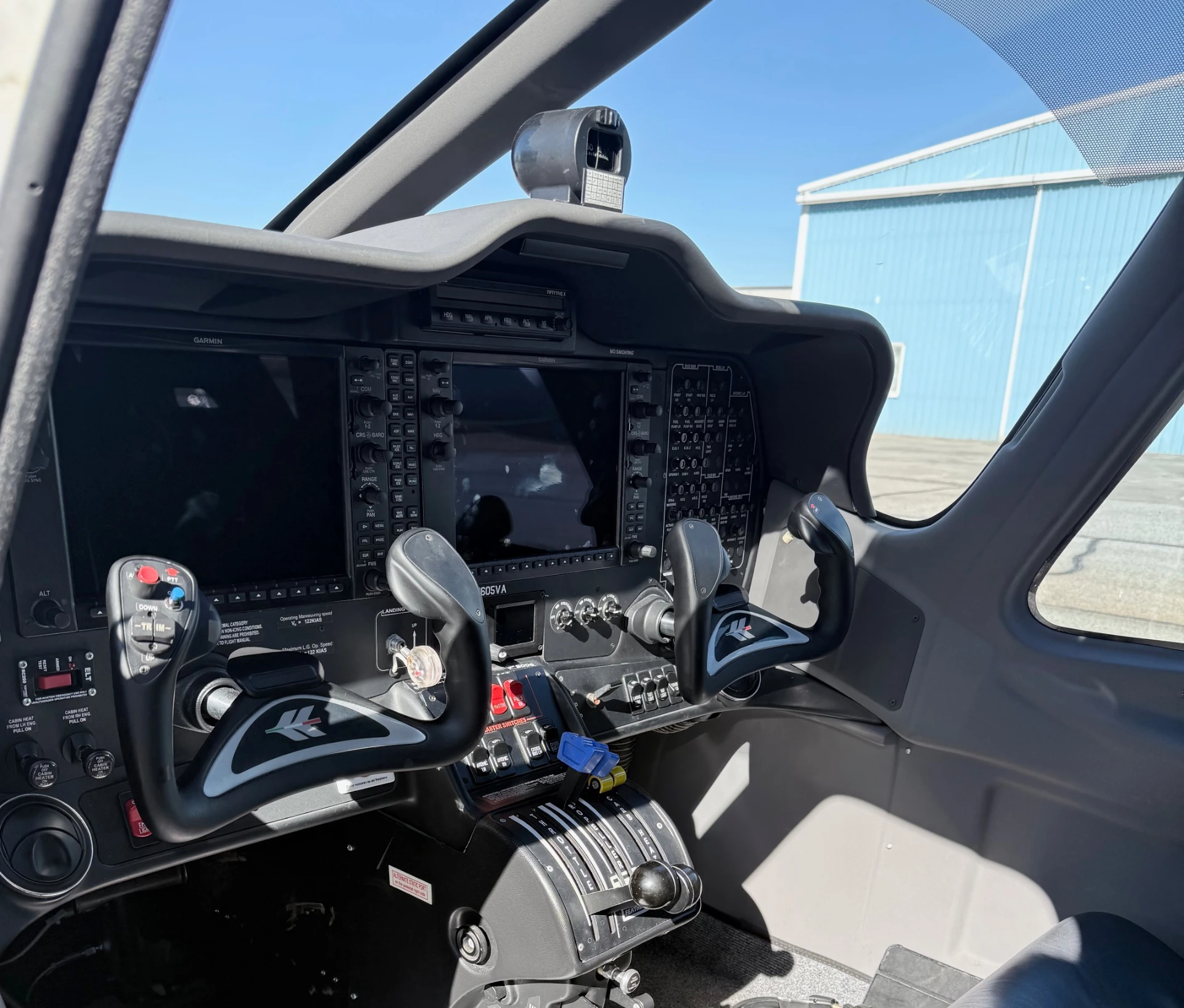 Aircraft cockpit instrument panel